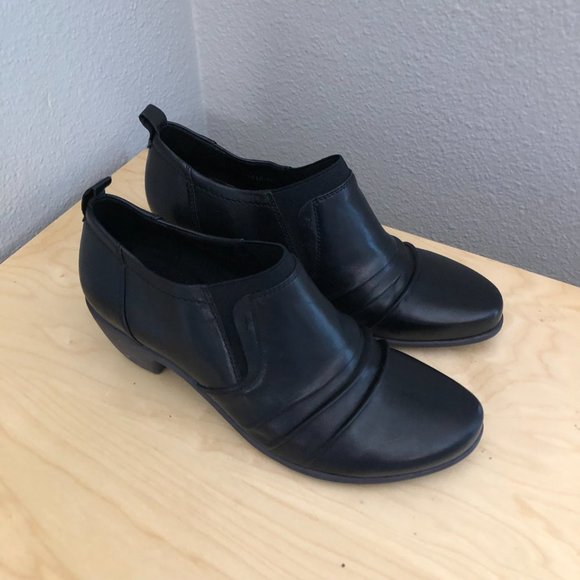 REGARDE LE CIEL Leather Ruched Comfort Booties - Picture 3 of 11